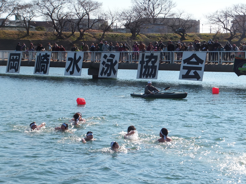 http://www.giin-dnwu.com/suzuki_hideki/images/4%E5%AF%92%E4%B8%AD%E6%B0%B4%E6%B3%B3.JPG